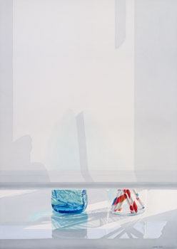Licht- und Schattenmuster auf einem halb herunter gelassenen Rollo; Darunter, zur Hälfte sichtbar, stehen nebeneinander eine blaue Flasche und ein Glas mit gemusterten Strohhalmen. Aquarell, 117 x 83 cm. Artwork by Petra Levis