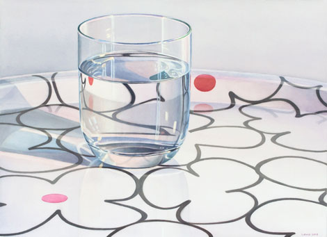 Red Dot: Wasserglas auf weissem, mit graphischen Blumenmuster und roten Punkten verziertem, Tablett stehend. Aquarell, 60 x 80 cm. Artwork by Petra Levis