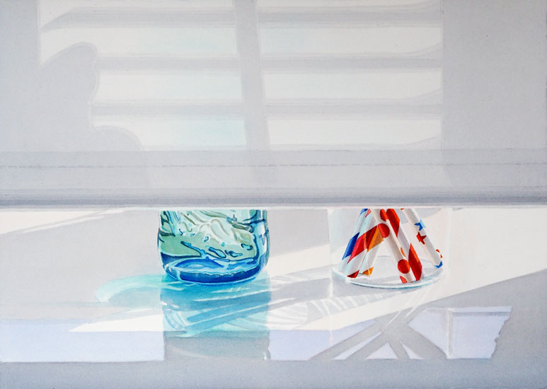 Selters: Licht- und Schattenmuster auf einem halb herunter gelassenen Rollo; Darunter, zur Hälfte sichtbar, stehen nebeneinander eine blaue Flasche und ein Glas mit gemusterten Strohhalmen. Watercolor, 50 x 70 cm. Artwork by Petra Levis