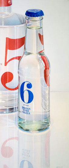 Tonic Water: Tonic Water Flasche und Gin Flasche auf reflektierender Fläche. Aquarell, 120 x 50 cm. Artwork by Petra Levis
