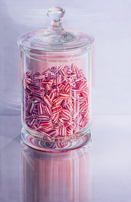 Bonbons: Rot-Weiss gestreifte Bonbons in einer grossen Glas-Bonboniere auf reflektierender Fläche stehend. Aquarell, 157 x 102 cm. Artwork by Petra Levis