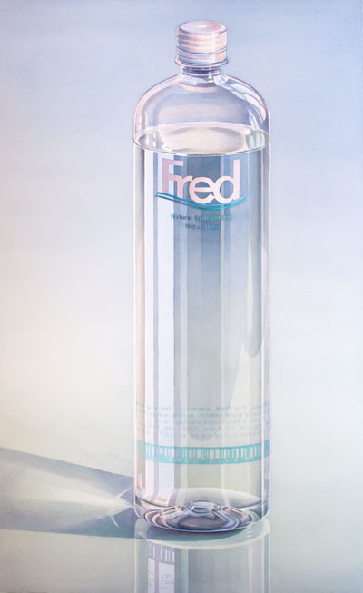 Fred: Grosse Fred-Wasser-Flasche auf reflektierender Fläche stehend. Aquarell, 125 x 77 cm. Artwork by Petra Levis