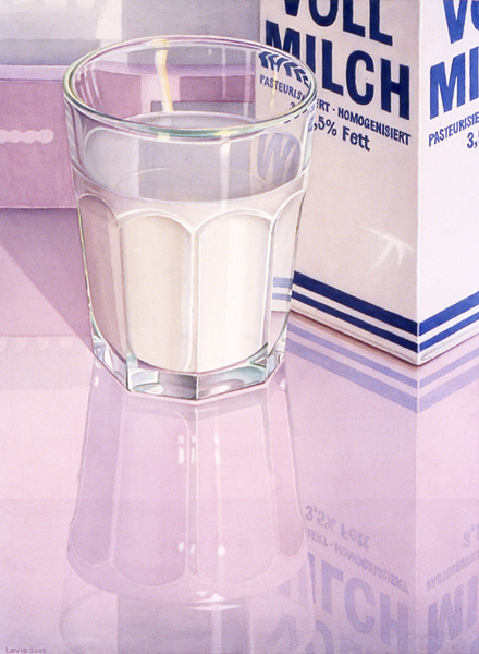 Vollmilch: Ein Glas mit Milch und ein Milchkarton auf einem pinkfarbenen glänzenden Tablett stehend. Aquarell, 80 x 60 cm. Artwork by Petra Levis