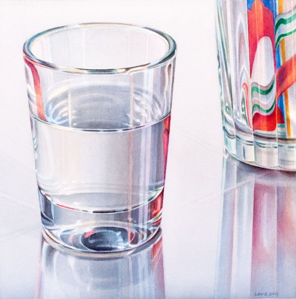 Wasserglas: Ein Glas Wasser und im Hintergrund ein Glas mit gemusterten Strohhalmen auf einer reflektierenden Fläche stehend.. Aquarell, 50 x 50 cm. Artwork by Petra Levis